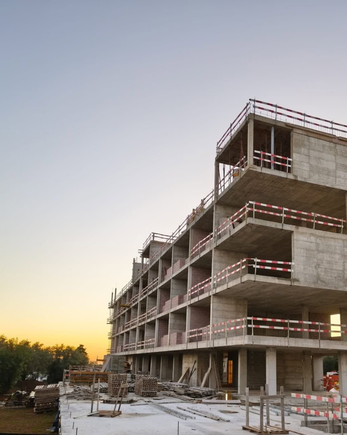 Edifício de vários pisos em construção, ao fim do dia